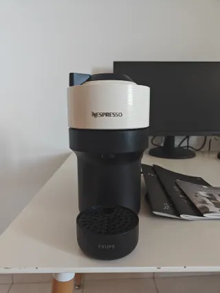 Cafetera Nespresso Vertuo Blanca y Negra