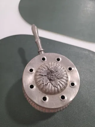 Antiguo incensario de mano de metal