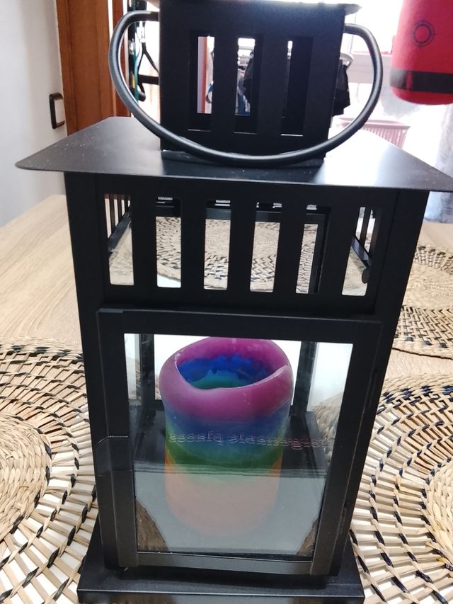 Portavelas negro con vela multicolor