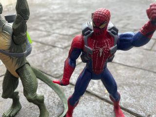Figuras de acción Spiderman y Lagarto.