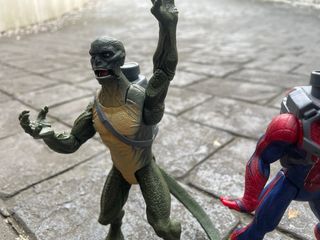Figuras de acción Spiderman y Lagarto.