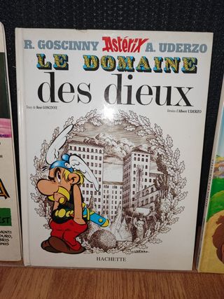 Tres comics de Astérix en idiomas