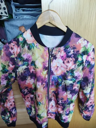 Chaqueta bomber floral mujer