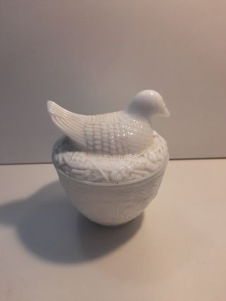 Vaso raffigurante nido con uccello.