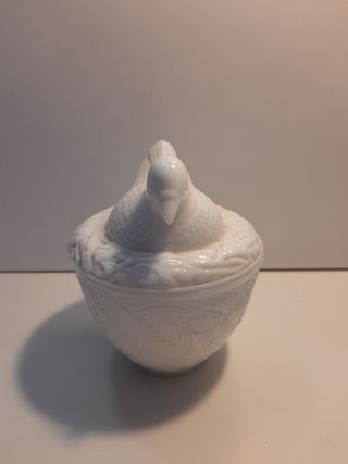 Vaso raffigurante nido con uccello.