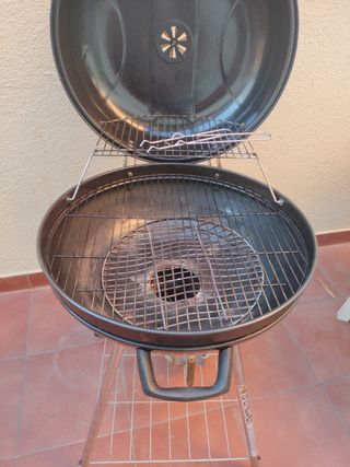 Barbacoa portátil negra y plateada