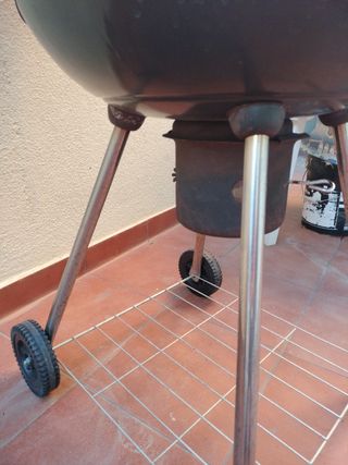 Barbacoa portátil negra y plateada