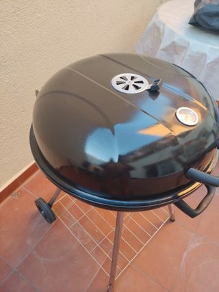 Barbacoa portátil negra y plateada