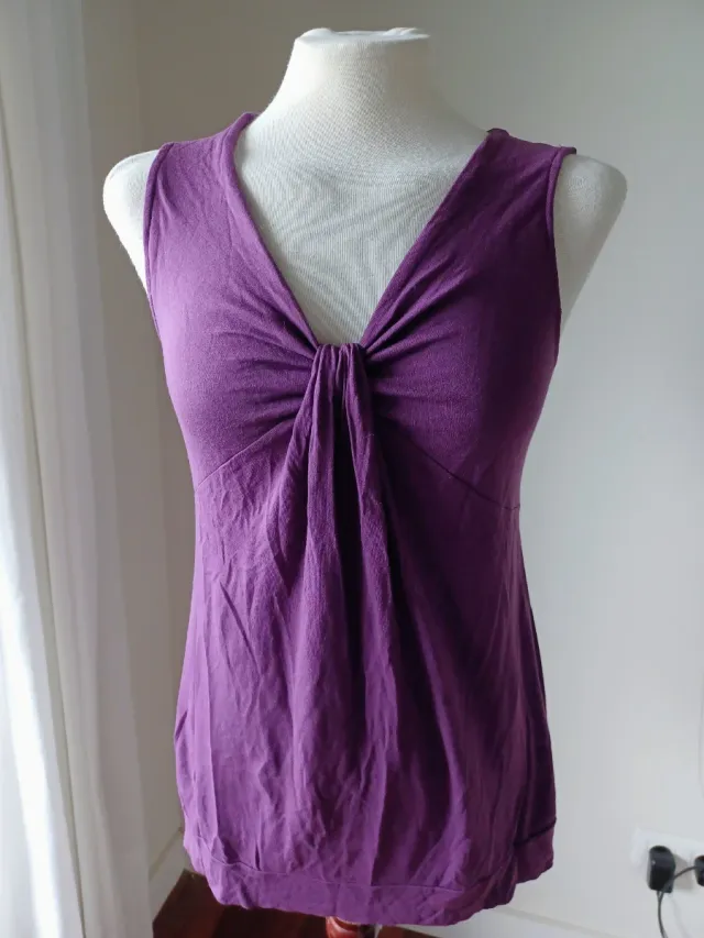 Camiseta morada sin mangas con nudo