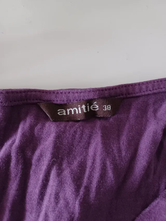 Camiseta morada sin mangas con nudo