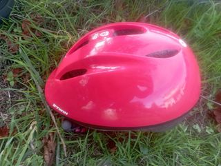 Bici sin pedales Btwin y casco rojo