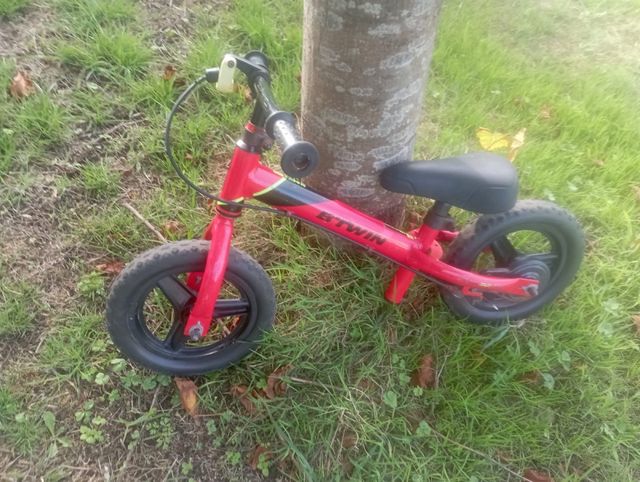 Bici sin pedales Btwin y casco rojo