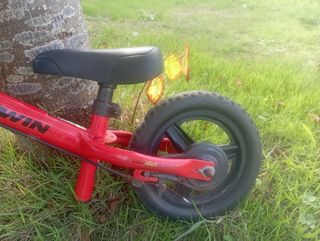 Bici sin pedales Btwin y casco rojo