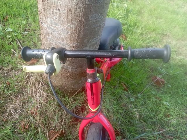 Bici sin pedales Btwin y casco rojo