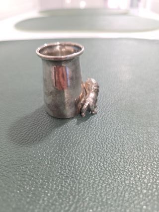Antiguo vaso chupito plata león