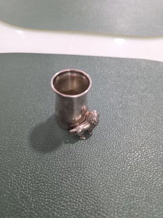 Antiguo vaso chupito plata león