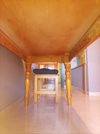 Mesa de pino y 4 sillas