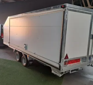 Remolque caja cerrada matriculado