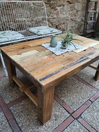 Mesa baja de madera estilo palet.
