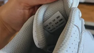 Zapatos con ruedas blancos