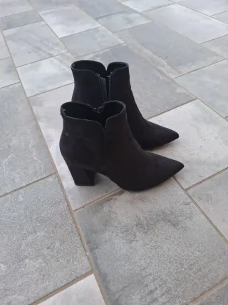 Stivaletti neri con tacco