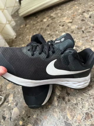 Zapatillas Running Nike Negras y Blancas
