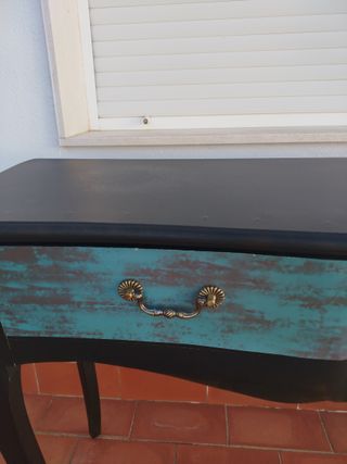Consola color Wengue con cajones multicolores.