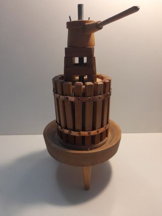 Piccolo torchio soprammobile in legno
