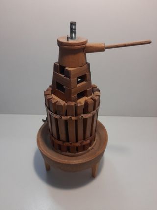 Piccolo torchio soprammobile in legno
