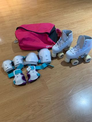 Patines blancos con protecciones y bolsa.
