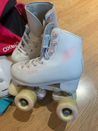 Patines blancos con protecciones y bolsa.