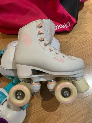 Patines blancos con protecciones y bolsa.
