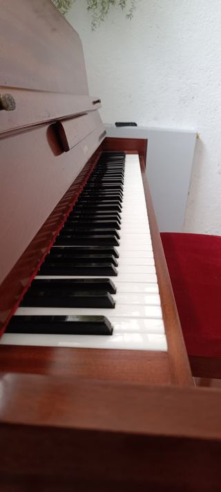 Piano vertical Jermyn cerezo