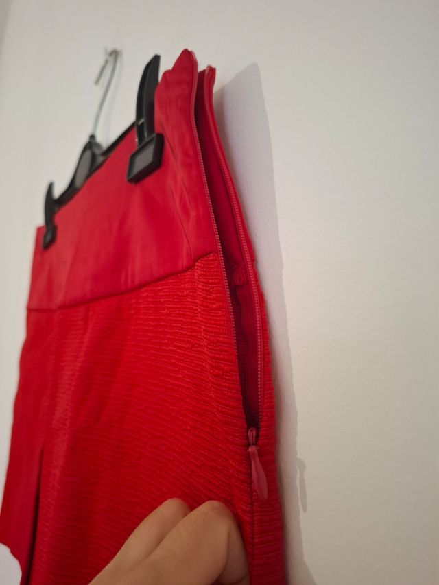 Gonna rossa corta adatta al party natalizio 