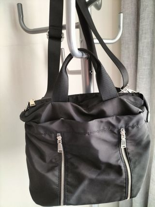 Bolso negro con cremalleras