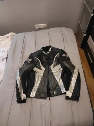 Chaqueta Moto Cuero Sintético Talla S como nueva 