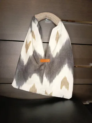 Bolso saco estampado gris y blanco