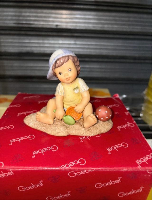 Bimbo Goebel in porcellana