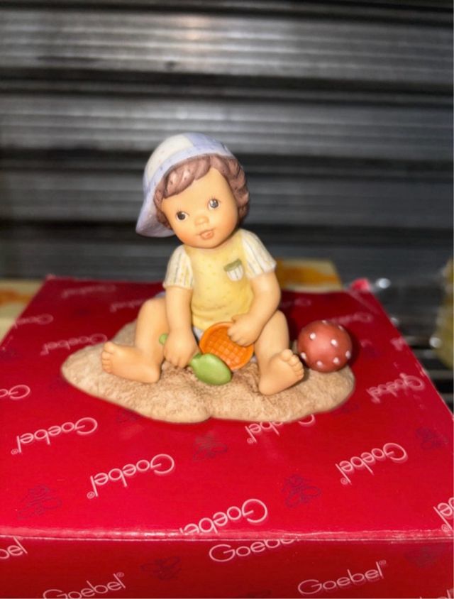 Bimbo Goebel in porcellana