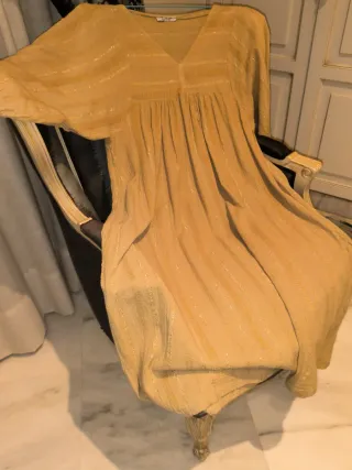 Vestido beige con listas en dorado con manga ampli