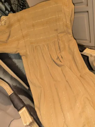 Vestido beige con listas en dorado con manga ampli