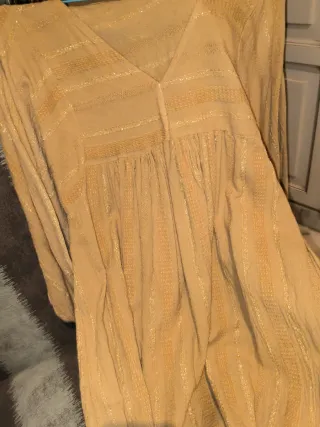 Vestido beige con listas en dorado con manga ampli
