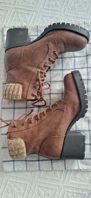Botines marrones con cordones y tejido