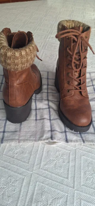 Botines marrones con cordones y tejido