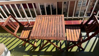Conjunto Mesa y 2 Sillas Madera Plegables