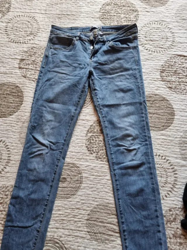 Pantalón vaquero pitillo azul