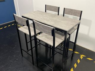 Conjunto de mesa y sillas altas