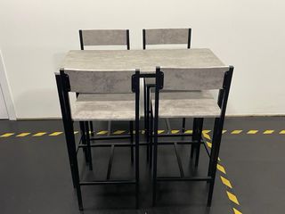 Conjunto de mesa y sillas altas