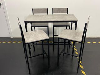Conjunto de mesa y sillas altas