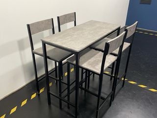 Conjunto de mesa y sillas altas